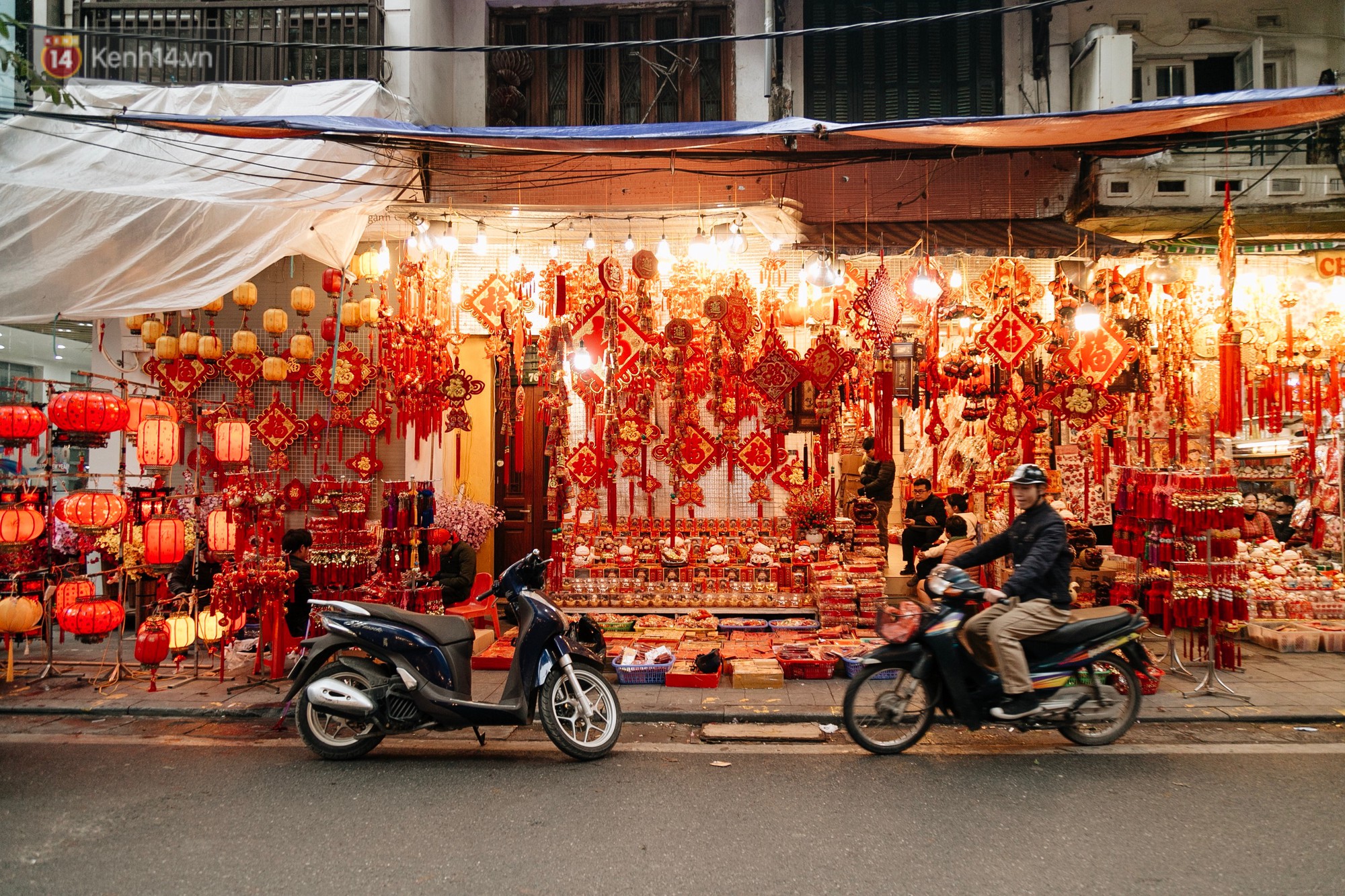 Chùm ảnh: Hoa đào đã nở đỏ rực trên những tuyến phố Hà Nội, Tết đã đến rất gần rồi!