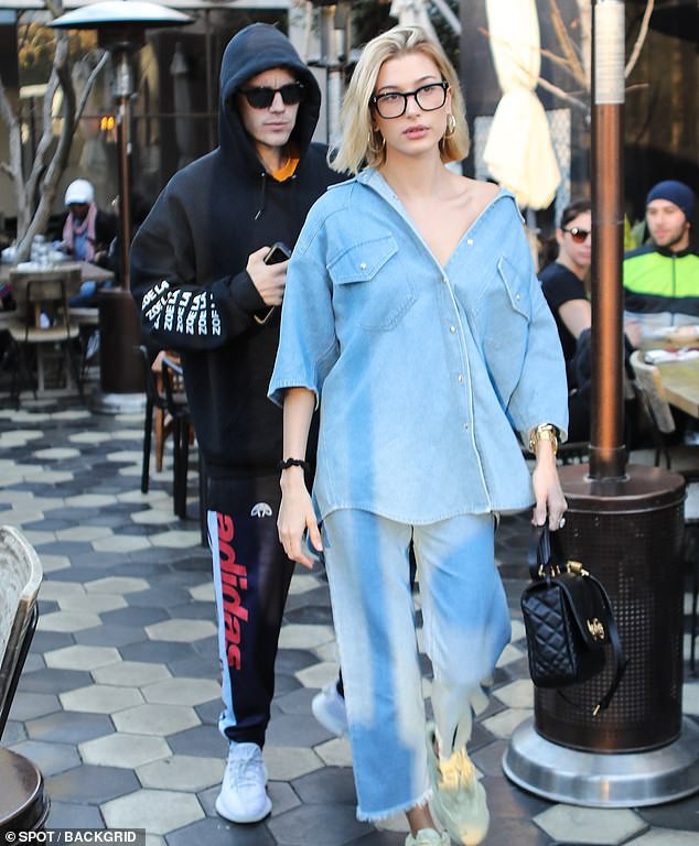 Justin Bieber nhăn mặt khó chịu xuất hiện bên Hailey sau khi bất ngờ dời ngày tổ chức đám cưới