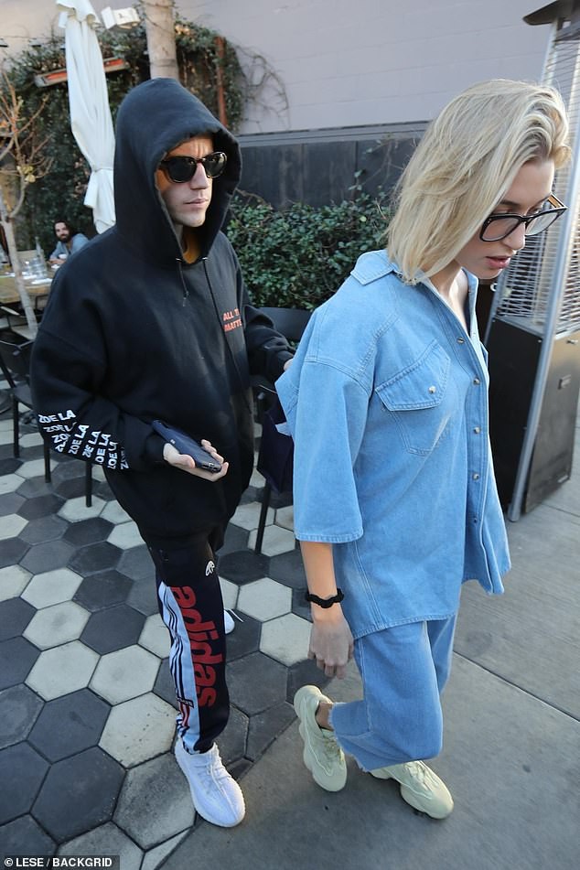 Justin Bieber nhăn mặt khó chịu xuất hiện bên Hailey sau khi bất ngờ dời ngày tổ chức đám cưới