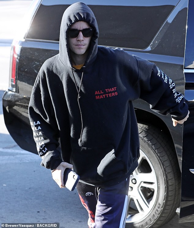 Justin Bieber nhăn mặt khó chịu xuất hiện bên Hailey sau khi bất ngờ dời ngày tổ chức đám cưới