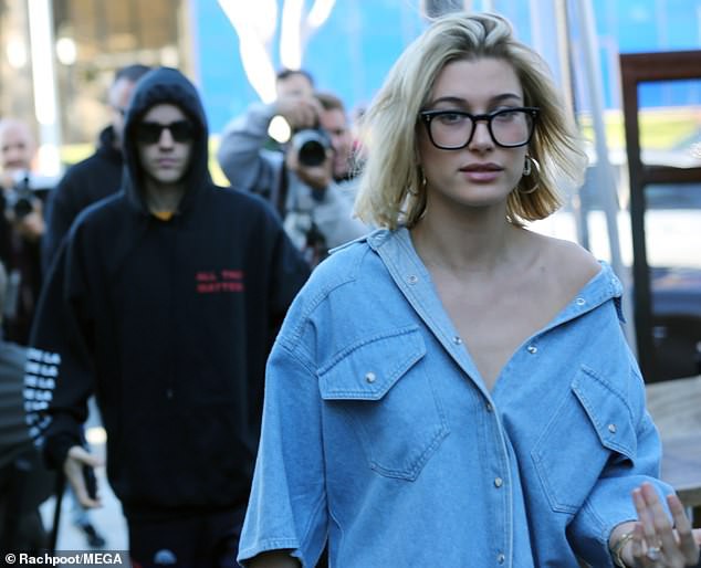 Justin Bieber nhăn mặt khó chịu xuất hiện bên Hailey sau khi bất ngờ dời ngày tổ chức đám cưới