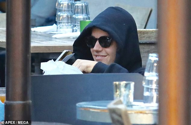 Justin Bieber nhăn mặt khó chịu xuất hiện bên Hailey sau khi bất ngờ dời ngày tổ chức đám cưới