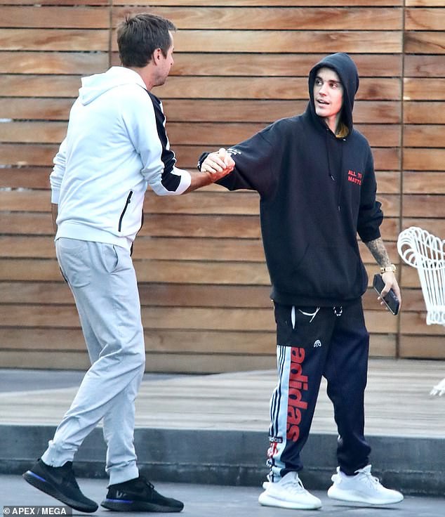 Justin Bieber nhăn mặt khó chịu xuất hiện bên Hailey sau khi bất ngờ dời ngày tổ chức đám cưới