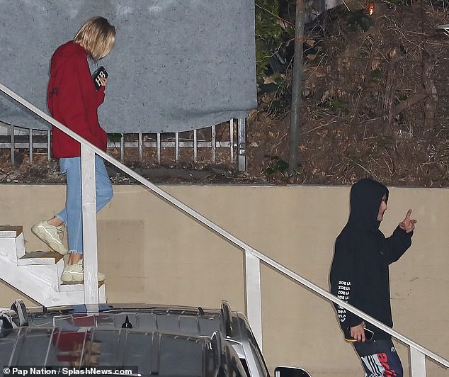 Justin Bieber nhăn mặt khó chịu xuất hiện bên Hailey sau khi bất ngờ dời ngày tổ chức đám cưới