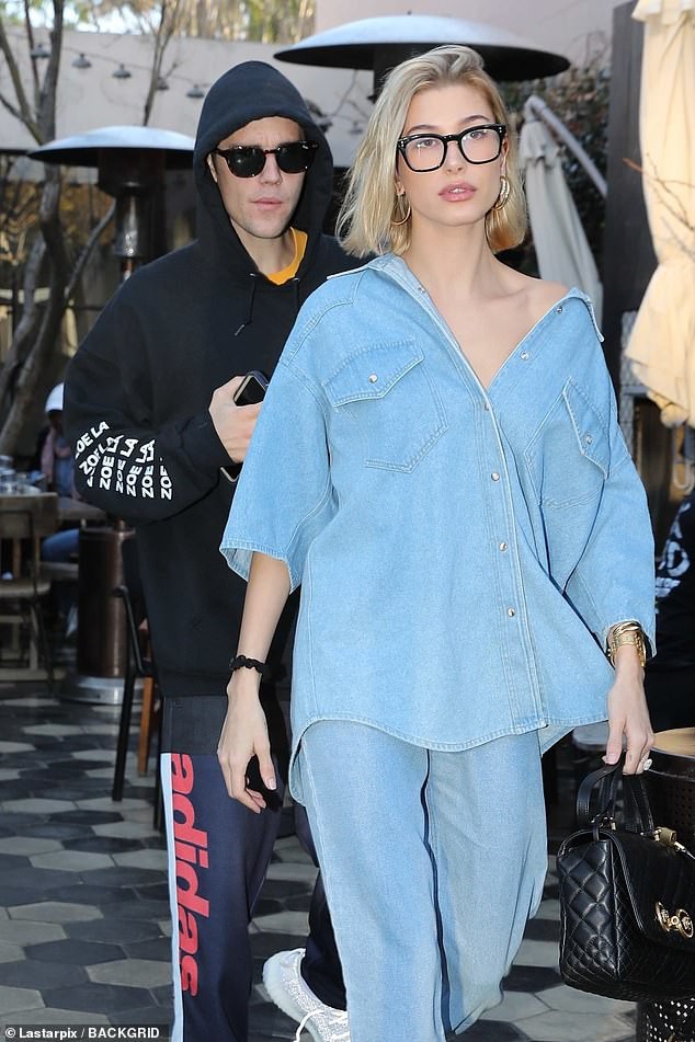 Justin Bieber nhăn mặt khó chịu xuất hiện bên Hailey sau khi bất ngờ dời ngày tổ chức đám cưới