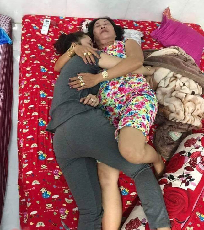 Anh chàng than vãn từ ngày có vợ là bị cho ra rìa, dân tình chỉ chăm chăm nhìn đôi bàn tay mẹ chồng