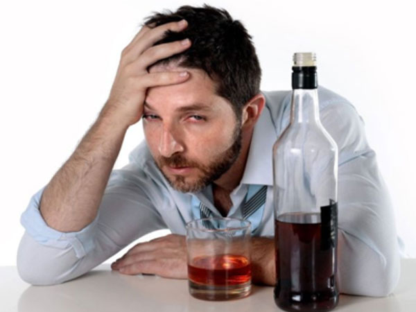 Vì sao bạn thường đau đầu sau khi uống rượu bia?