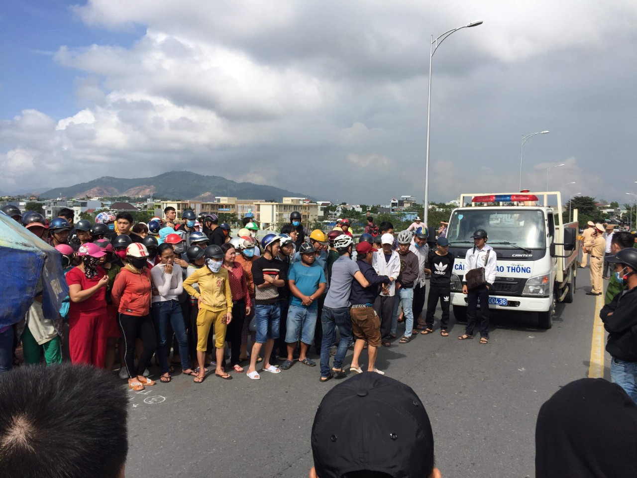 Trên đường đi học về, nữ sinh 18 tuổi ở Đà Nẵng chết thảm dưới bánh xe tải