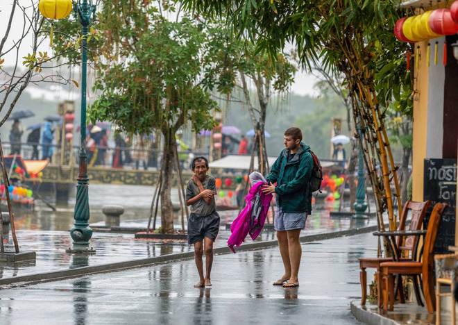 Thấy người đàn ông Việt co ro giữa mưa lạnh, chàng trai ngoại quốc đuổi theo và có hành động nghìn like Thấy người đàn ông Việt co ro giữa mưa lạnh, chàng trai ngoại quốc đuổi theo và có hành động nghìn like