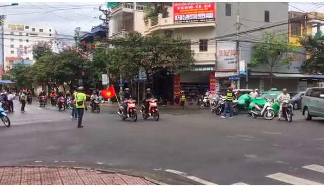 Triệu tập nhóm phượt thủ ngang nhiên chặn ngã tư cho cả trăm xe máy băng qua