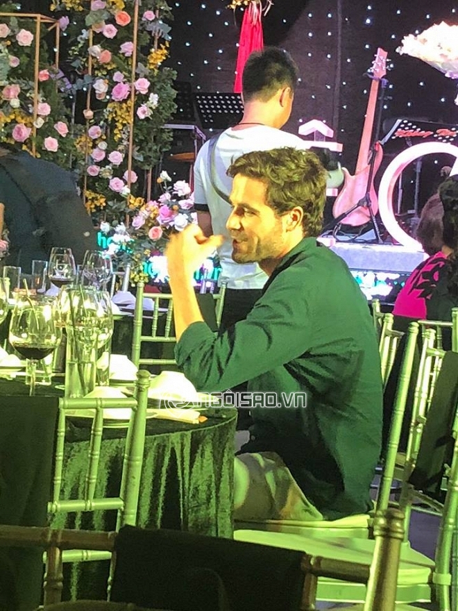 Nửa năm kể từ ngày tuyên bố ly hôn, diva Hồng Nhung lần đầu xuất hiện với trai Tây lạ mặt