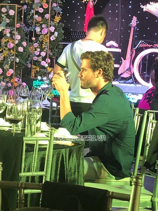 Nửa năm kể từ ngày tuyên bố ly hôn, diva Hồng Nhung lần đầu xuất hiện với trai Tây lạ mặt