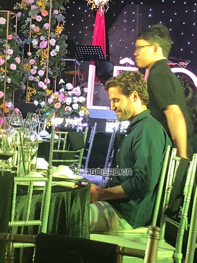 Nửa năm kể từ ngày tuyên bố ly hôn, diva Hồng Nhung lần đầu xuất hiện với trai Tây lạ mặt