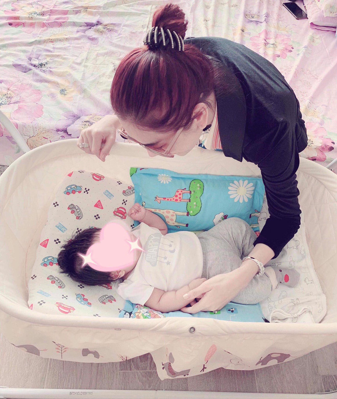 Lâm Khánh Chi khoe ảnh bế con trai đầu lòng bằng phương pháp mang thai hộ