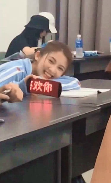 Đang say sưa quay trộm crush, chàng trai vỡ òa vì nhận được phản ứng không ngờ của cô nàng