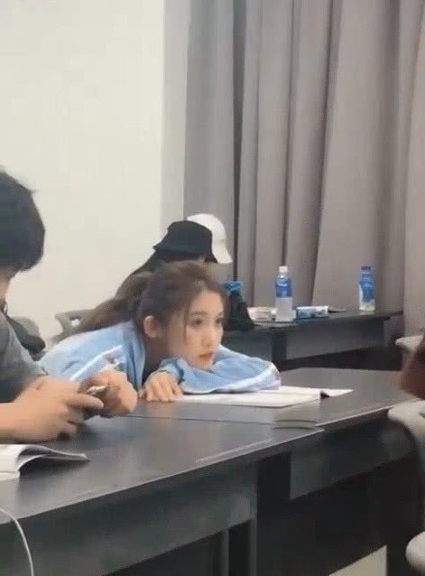 Đang say sưa quay trộm crush, chàng trai vỡ òa vì nhận được phản ứng không ngờ của cô nàng