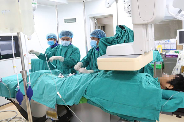 Chạy đua cứu bệnh nhân bị dập vỡ gan, máu tràn khắp ổ bụng Chạy đua cứu bệnh nhân bị dập vỡ gan, máu tràn khắp ổ bụng