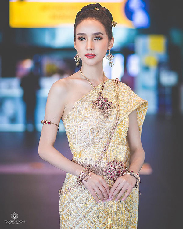 Vẻn vẹn có 10 giây ngắn ngủi, Á hậu chuyển giới Yoshi khiến fan chết lịm trước sắc vóc đẹp đến ngây người