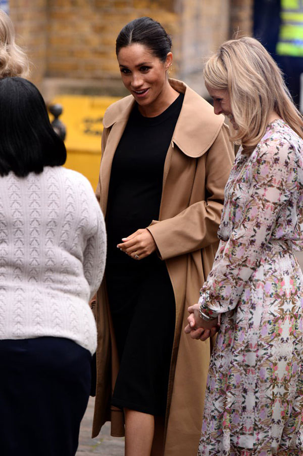 Kiêu hãnh như mẹ bầu Meghan Markle: Bụng càng lớn càng tự tin khoe dáng với đầm ôm gợi cảm Kiêu hãnh như mẹ bầu Meghan Markle: Bụng càng lớn càng tự tin khoe dáng với đầm ôm gợi cảm