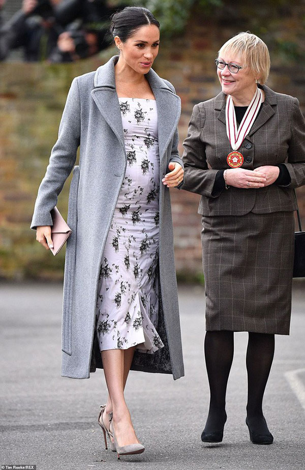 Kiêu hãnh như mẹ bầu Meghan Markle: Bụng càng lớn càng tự tin khoe dáng với đầm ôm gợi cảm Kiêu hãnh như mẹ bầu Meghan Markle: Bụng càng lớn càng tự tin khoe dáng với đầm ôm gợi cảm