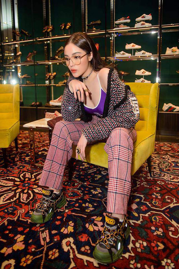 Dùng hàng hiệu trăm triệu, không ngờ áo thun rẻ bèo 300k cũng được loạt sao này tranh nhau mua