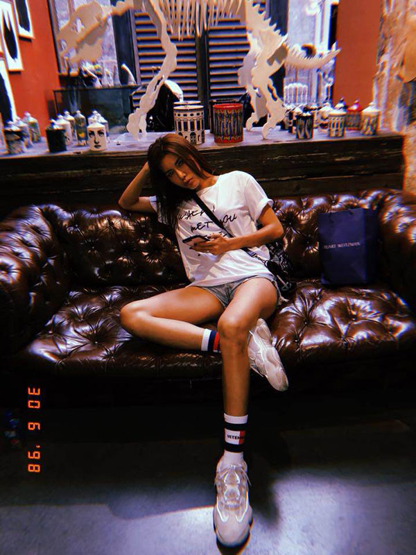 Dùng hàng hiệu trăm triệu, không ngờ áo thun rẻ bèo 300k cũng được loạt sao này tranh nhau mua