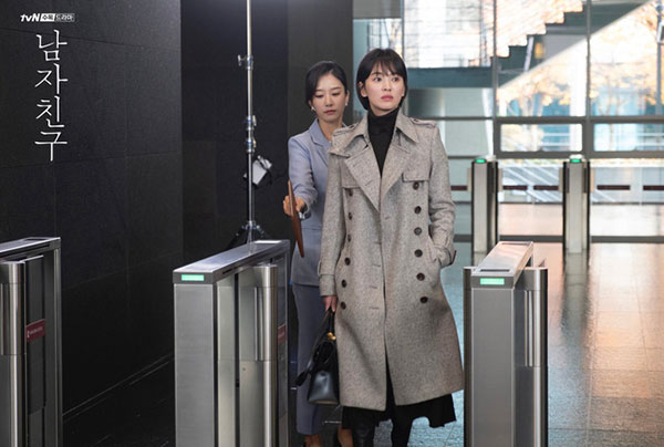 Với 4 tips diện đồ ai cũng học được, Song Hye Kyo vừa hóa nữ thần công sở lại cưa đổ trai trẻ trong Encounter Với 4 tips diện đồ ai cũng học được, Song Hye Kyo vừa hóa nữ thần công sở lại cưa đổ trai trẻ trong Encounter