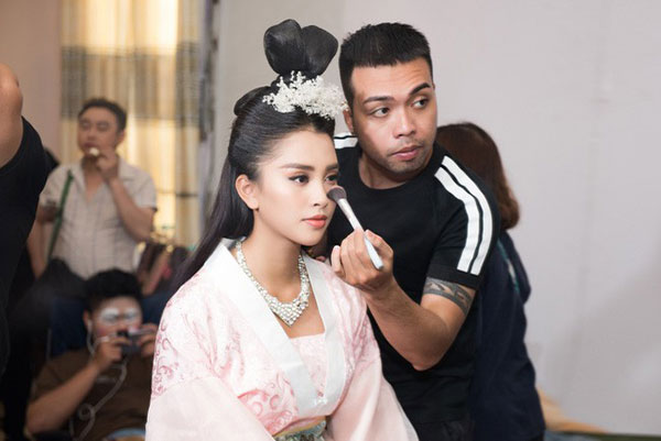 Hoa hậu Tiểu Vy gặp sự cố, ngã lăn trên sân khấu Táo Quân