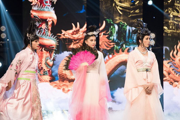 Hoa hậu Tiểu Vy gặp sự cố, ngã lăn trên sân khấu Táo Quân