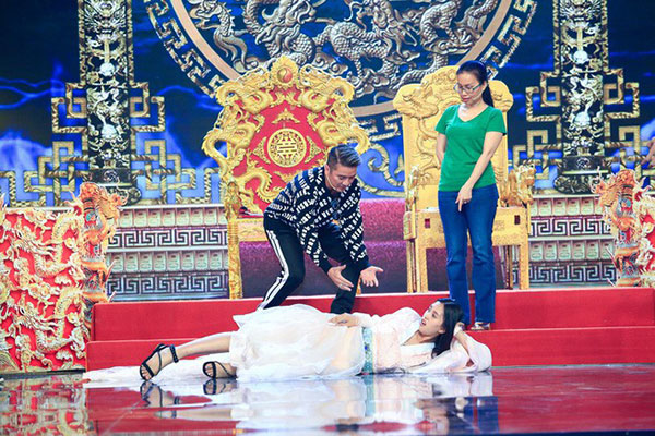 Hoa hậu Tiểu Vy gặp sự cố, ngã lăn trên sân khấu Táo Quân