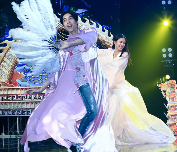 Hoa hậu Tiểu Vy gặp sự cố, ngã lăn trên sân khấu Táo Quân