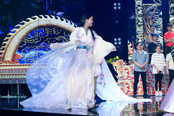 Hoa hậu Tiểu Vy gặp sự cố, ngã lăn trên sân khấu Táo Quân