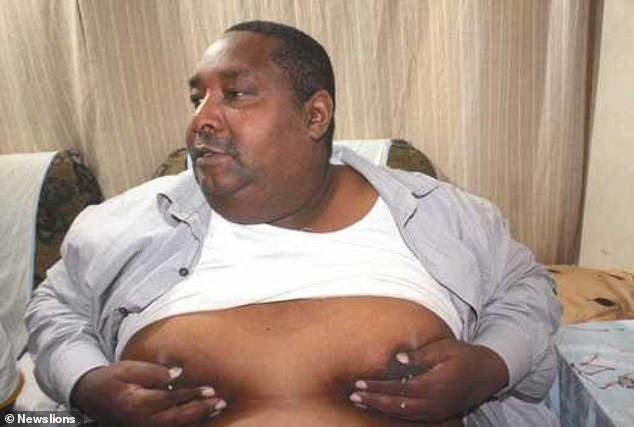 18 năm sống với vợ nhưng vẫn là trai tân, người đàn ông sợ hãi khi ngực bỗng chảy sữa