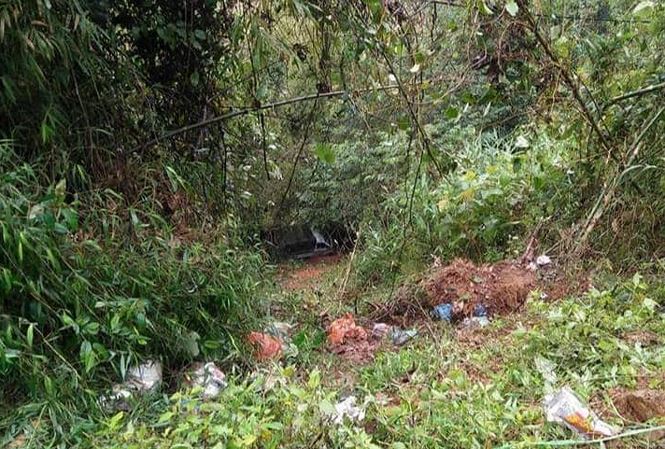 Kinh hãi phát hiện thi thể trong chiếc ô tô dưới vực sâu