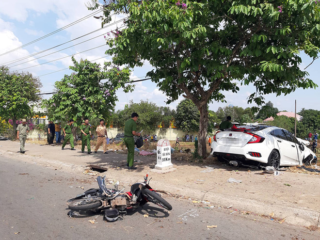 Hai ôtô lao vào nhau rồi leo lên vỉa hè tông chết người bán dưa