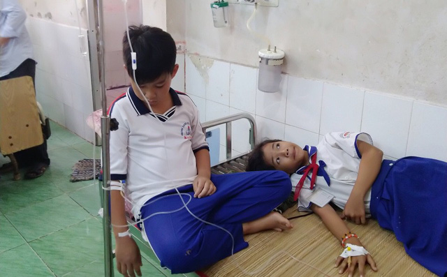 Hàng chục học sinh tiểu học bị ngộ độc nghi do nước súc miệng Fluor Hàng chục học sinh tiểu học bị ngộ độc nghi do nước súc miệng Fluor