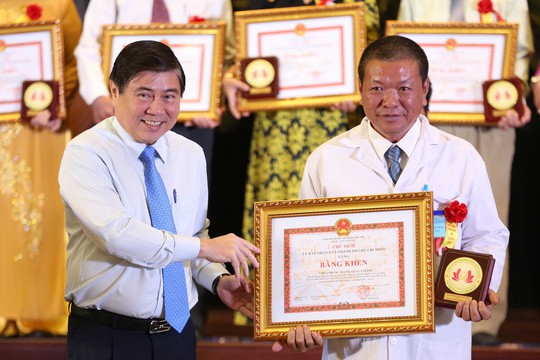 Nghe chuyện rơi nước mắt, Phó Chủ tịch nước tặng ngay 50 triệu đồng