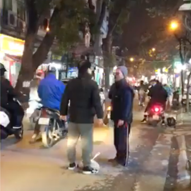 Hà Nội: Bị nhắc nhở vì vứt rác bừa bãi, người đàn ông to tiếng tao ném ra giữa đường chứ ném vào nhà mày à?