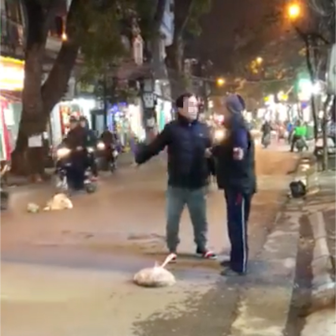 Hà Nội: Bị nhắc nhở vì vứt rác bừa bãi, người đàn ông to tiếng tao ném ra giữa đường chứ ném vào nhà mày à?