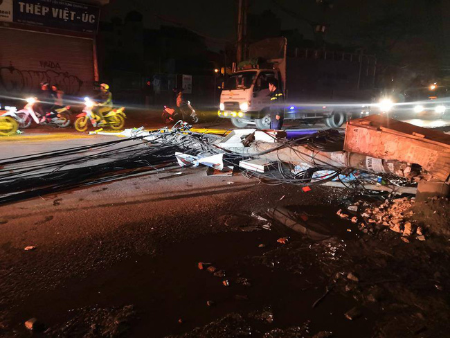 Hà Nội: Kinh hoàng xe bồn kéo đổ hàng loạt cột điện rồi bỏ chạy, khiến nhiều hộ dân mất điện