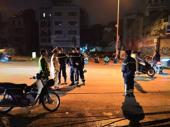 Hà Nội: Kinh hoàng xe bồn kéo đổ hàng loạt cột điện rồi bỏ chạy, khiến nhiều hộ dân mất điện Hà Nội: Kinh hoàng xe bồn kéo đổ hàng loạt cột điện rồi bỏ chạy, khiến nhiều hộ dân mất điện