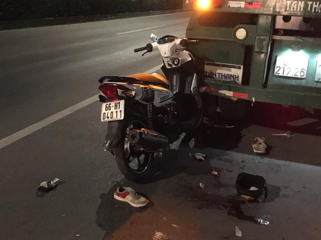 Mải nghe điện thoại khi đi xe máy, người đàn ông tông vào đuôi xe container giữa khuya