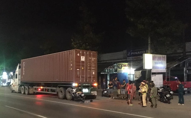 Mải nghe điện thoại khi đi xe máy, người đàn ông tông vào đuôi xe container giữa khuya