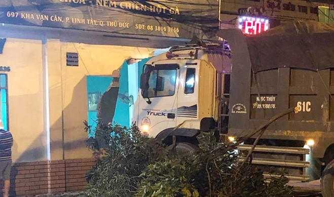 Xe tải đâm vào nhà dân giữa khuya ở Sài Gòn