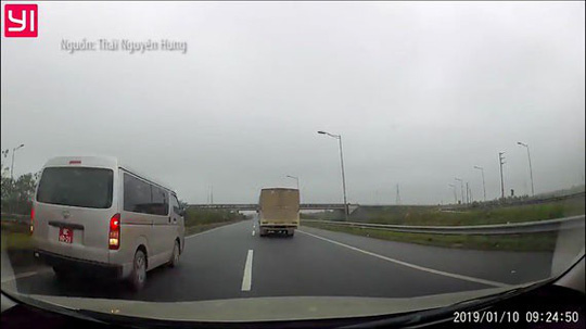 Bộ Quốc Phòng thông tin về xe biển đỏ liều lĩnh chạy lùi trên cao tốc