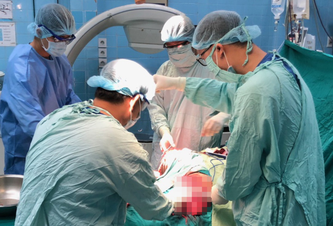 Cứu chàng trai bị đứt lìa cả hai chân Cứu chàng trai bị đứt lìa cả hai chân