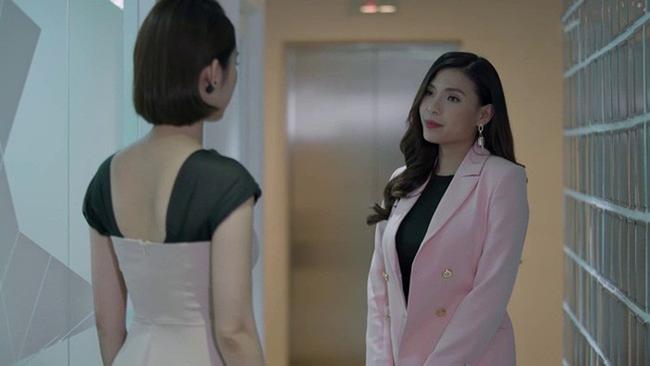 Phim Gạo nếp gạo tẻ: Ngỡ ngàng trước sự xuất hiện của những nhân vật trên trời rơi xuống