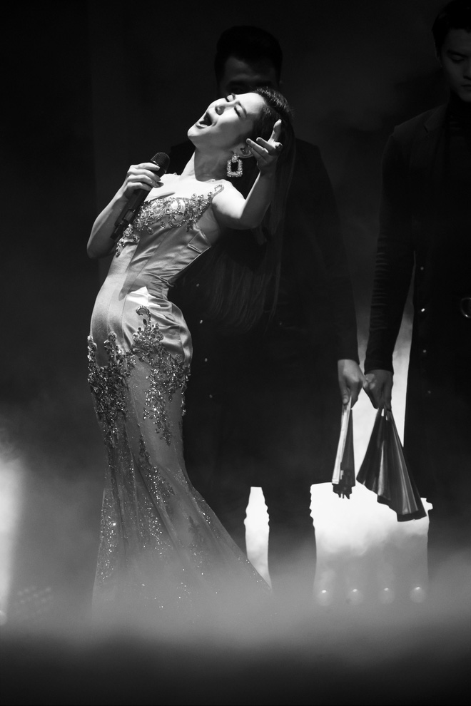 Liveshow đầu tiên của Hương Tràm: Không chỉ là đêm nhạc tôn giọng hát, mà còn lấy nước mắt khán giả với kịch bản cảm động