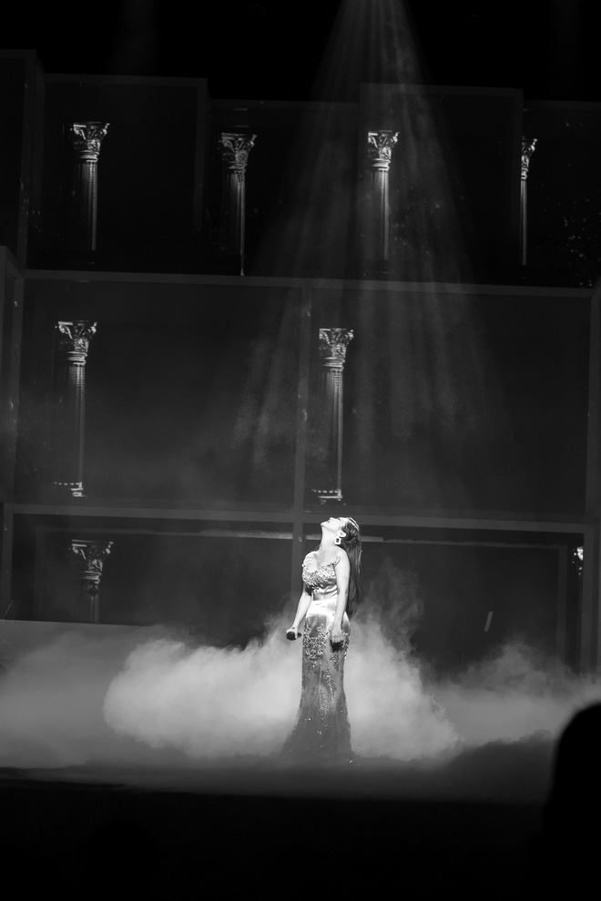 Liveshow đầu tiên của Hương Tràm: Không chỉ là đêm nhạc tôn giọng hát, mà còn lấy nước mắt khán giả với kịch bản cảm động