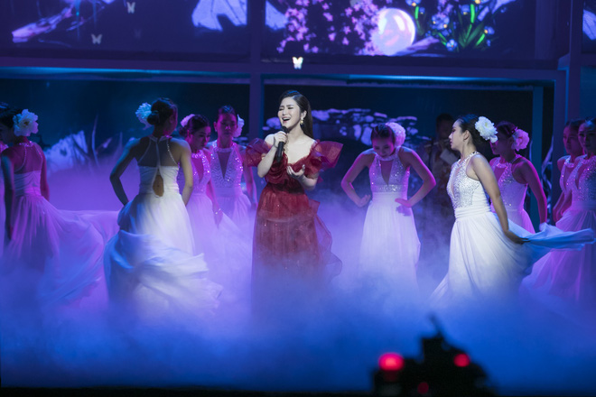 Liveshow đầu tiên của Hương Tràm: Không chỉ là đêm nhạc tôn giọng hát, mà còn lấy nước mắt khán giả với kịch bản cảm động